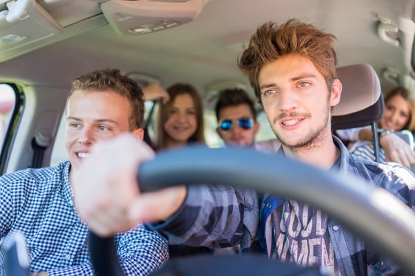 Jeune homme au volant de sa première voiture